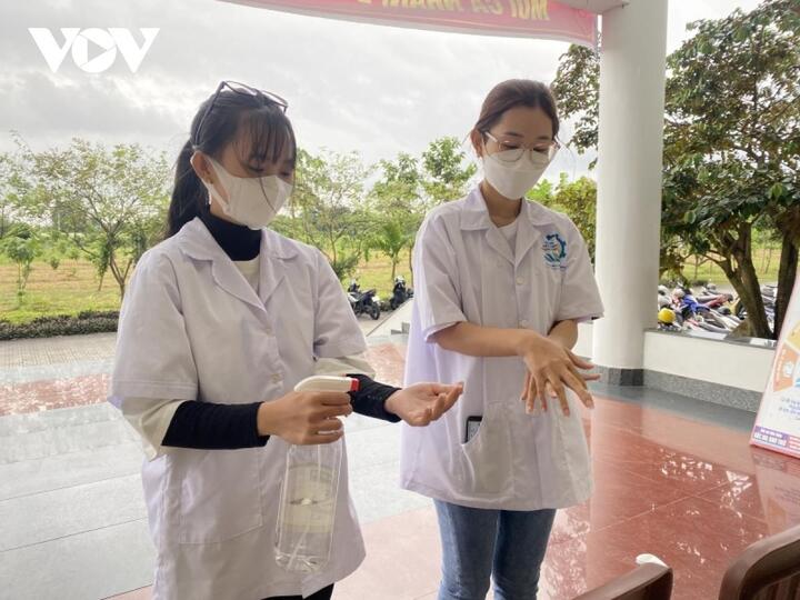 Dịch COVID-19 có nguy hiểm đến mức phải học online? - 1