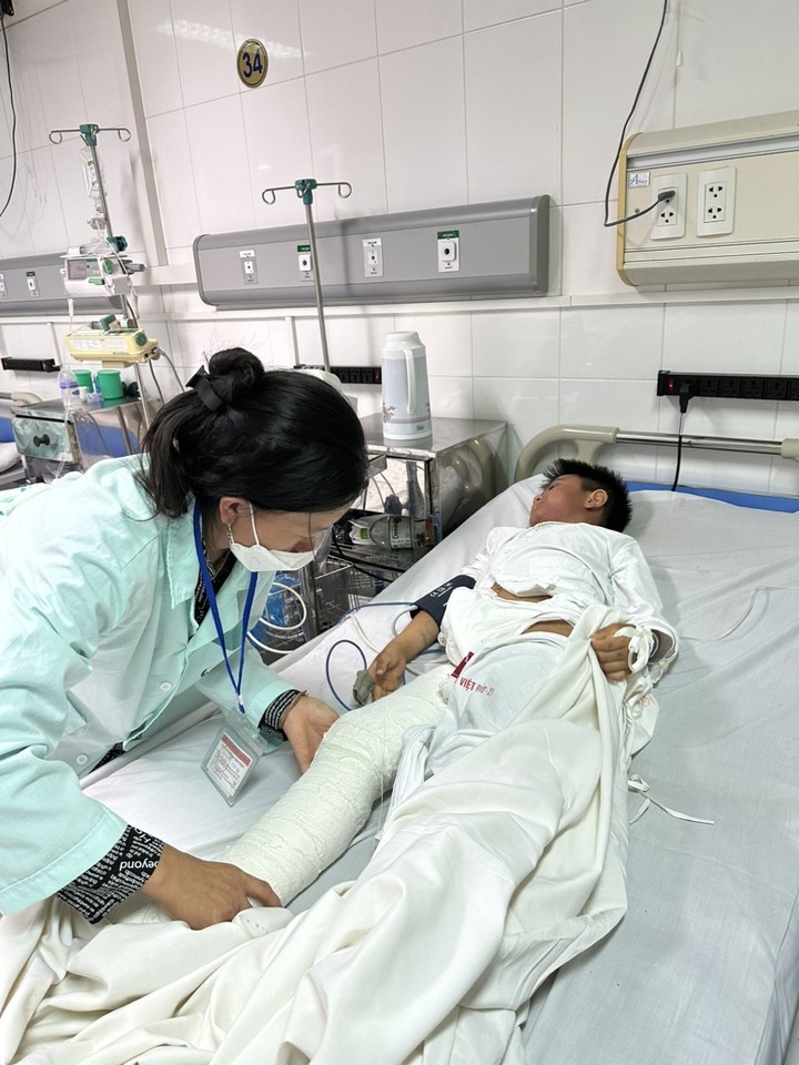 Xót xa cậu bé Mông 10 tuổi bị công nông chèn lên người, khuôn mặt đổi màu đỏ - 2