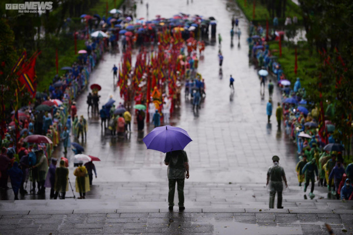 Hàng nghìn người đội mưa về dự lễ Giỗ Tổ Hùng Vương - 1