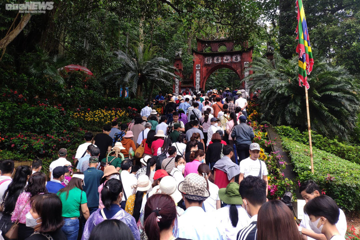 Hàng nghìn người đội mưa về dự lễ Giỗ Tổ Hùng Vương - 7