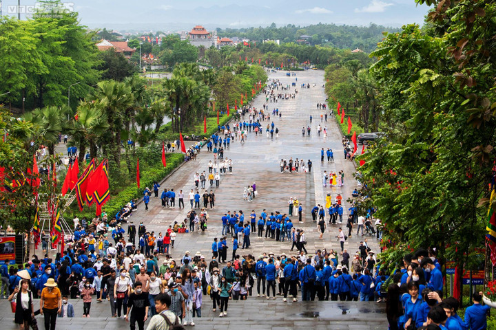 Hàng nghìn người đội mưa về dự lễ Giỗ Tổ Hùng Vương - 6