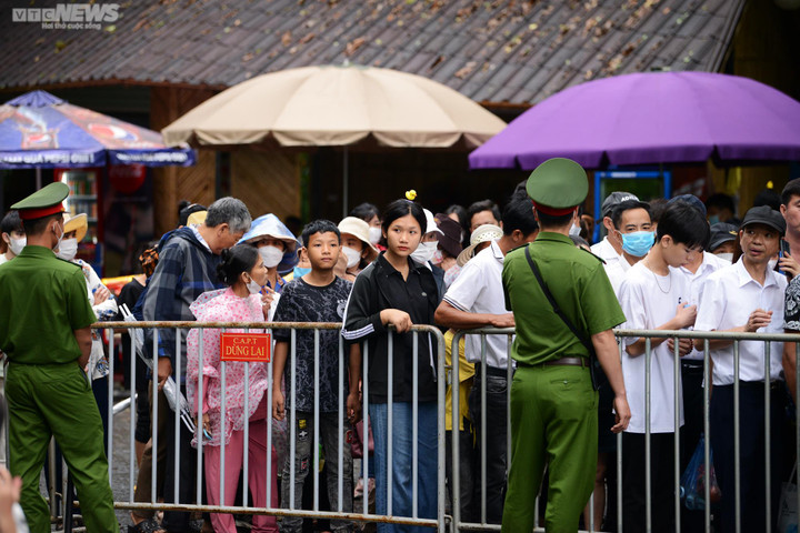 Hàng nghìn người đội mưa về dự lễ Giỗ Tổ Hùng Vương - 9