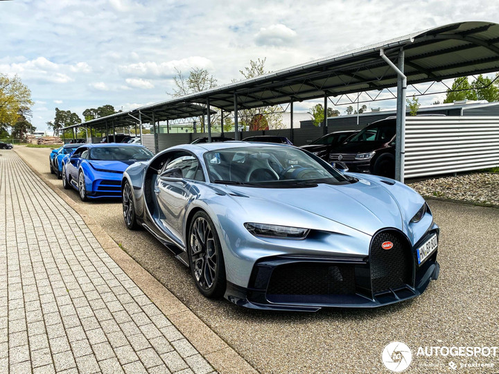 Siêu xe 11 triệu USD Bugatti Chiron Profilee lăn bánh trên đường phố - 3