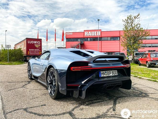 Siêu xe 11 triệu USD Bugatti Chiron Profilee lăn bánh trên đường phố - 2