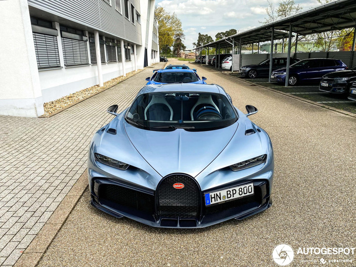 Siêu xe 11 triệu USD Bugatti Chiron Profilee lăn bánh trên đường phố - 12