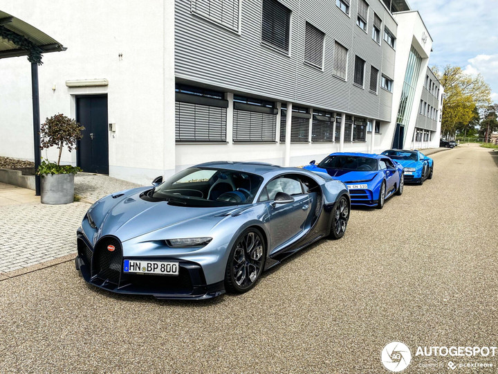 Siêu xe 11 triệu USD Bugatti Chiron Profilee lăn bánh trên đường phố - 4