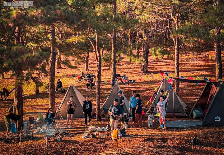 Du khách chuộng cắm trại vùng ven, dịch vụ kinh doanh lều trại 'hốt bạc' - 1