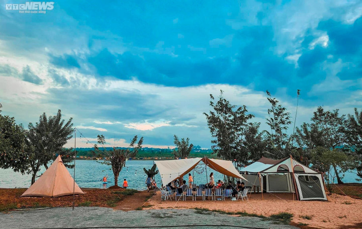 Du khách chuộng cắm trại vùng ven, dịch vụ kinh doanh lều trại 'hốt bạc' - 2