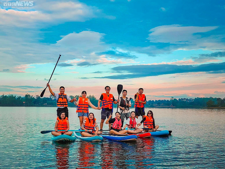 Du khách chuộng cắm trại vùng ven, dịch vụ kinh doanh lều trại 'hốt bạc' - 3