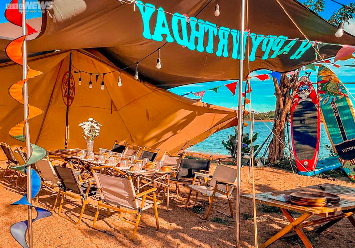 Du khách chuộng cắm trại vùng ven, dịch vụ kinh doanh lều trại 'hốt bạc' - 4