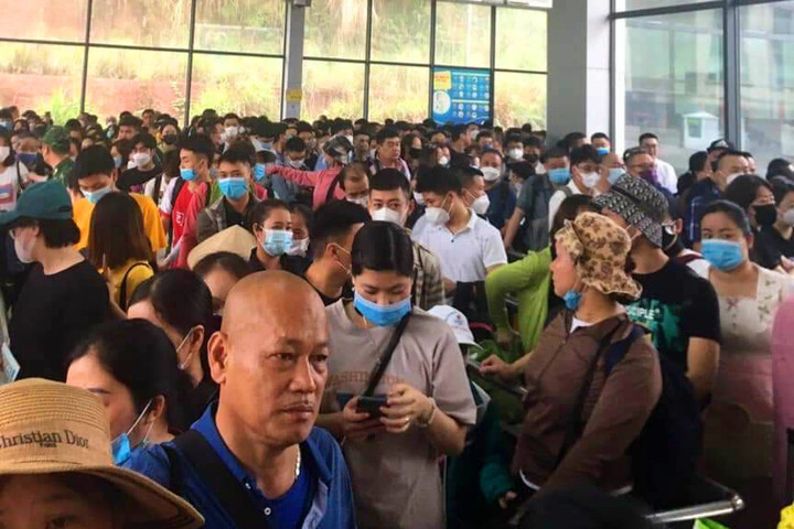 Ngày đầu nghỉ lễ, hàng nghìn người xuất, nhập cảnh ở cửa khẩu Móng Cái - 1