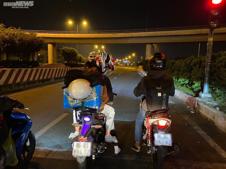 Người dân TP.HCM chạy xe máy cả nghìn cây số trong dịp lễ 30/4 - 1