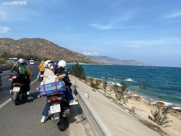 Người dân TP.HCM chạy xe máy cả nghìn cây số trong dịp lễ 30/4 - 10