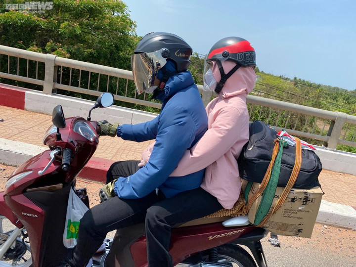 Người dân TP.HCM chạy xe máy cả nghìn cây số trong dịp lễ 30/4 - 4