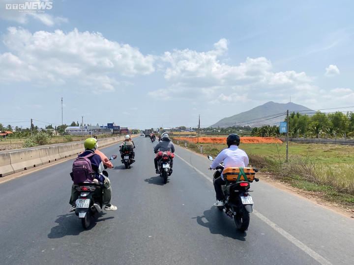 Người dân TP.HCM chạy xe máy cả nghìn cây số trong dịp lễ 30/4 - 5