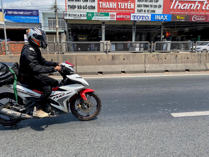 Người dân TP.HCM chạy xe máy cả nghìn cây số trong dịp lễ 30/4 - 7