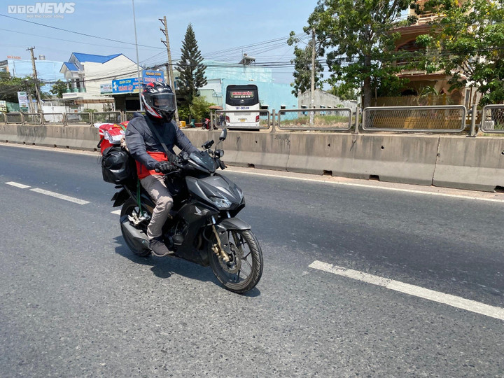 Người dân TP.HCM chạy xe máy cả nghìn cây số trong dịp lễ 30/4 - 8