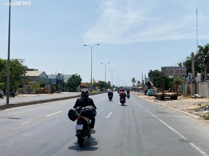 Người dân TP.HCM chạy xe máy cả nghìn cây số trong dịp lễ 30/4 - 9