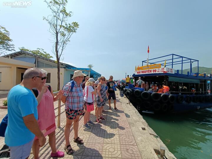 Nườm nượp khách đến Nha Trang trong dịp lễ - 4