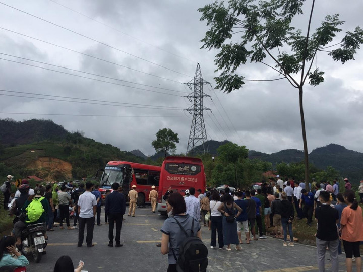 Mưa lớn, đường trơn trượt, 2 xe khách đấu đầu trên đèo Pha Đin - 2