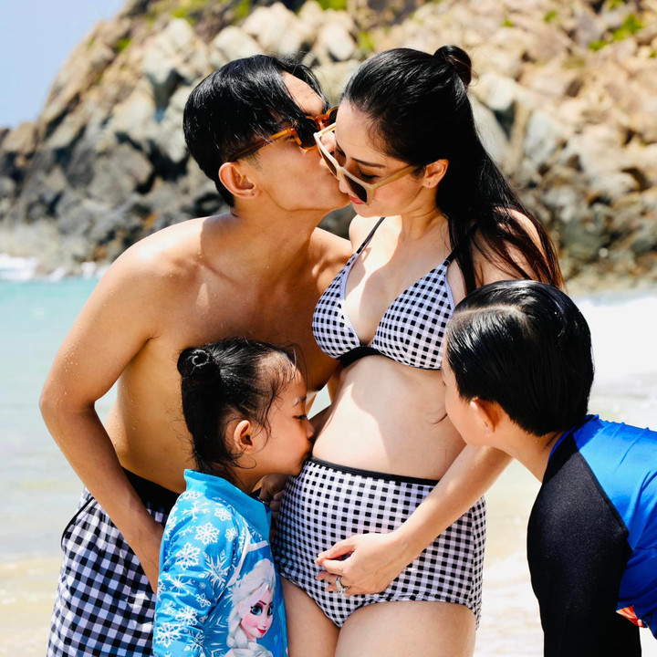 Bà bầu Khánh Thi khoe vóc dáng với bikini, tình tứ bên ông xã kém 12 tuổi - 4