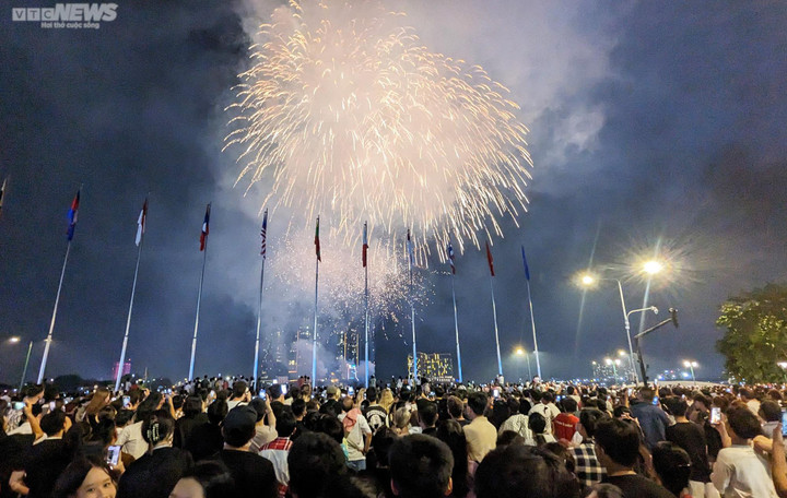 Mãn nhãn màn pháo hoa kỷ niệm 48 năm ngày Thống nhất đất nước tại TP.HCM - 3