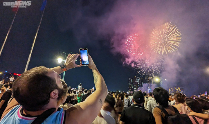 Mãn nhãn màn pháo hoa kỷ niệm 48 năm ngày Thống nhất đất nước tại TP.HCM - 4