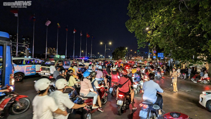 Mãn nhãn màn pháo hoa kỷ niệm 48 năm ngày Thống nhất đất nước tại TP.HCM - 2