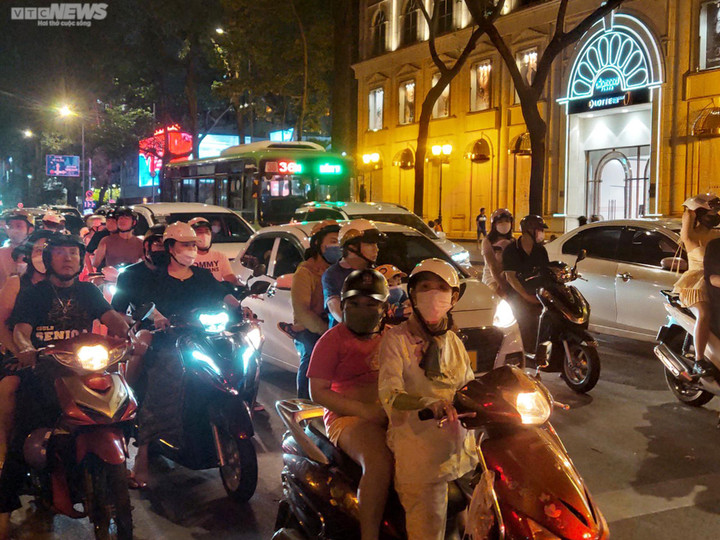 Mãn nhãn màn pháo hoa kỷ niệm 48 năm ngày Thống nhất đất nước tại TP.HCM - 1