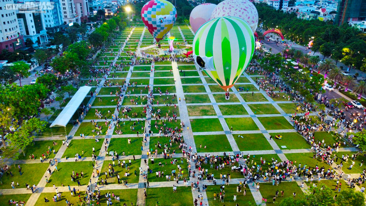 Bãi biển miền Trung đông nghịt người, khách sạn 'cháy phòng' dịp 30/4-1/5 - 2