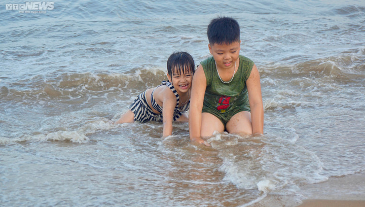 Bãi biển miền Trung đông nghịt người, khách sạn 'cháy phòng' dịp 30/4-1/5 - 6