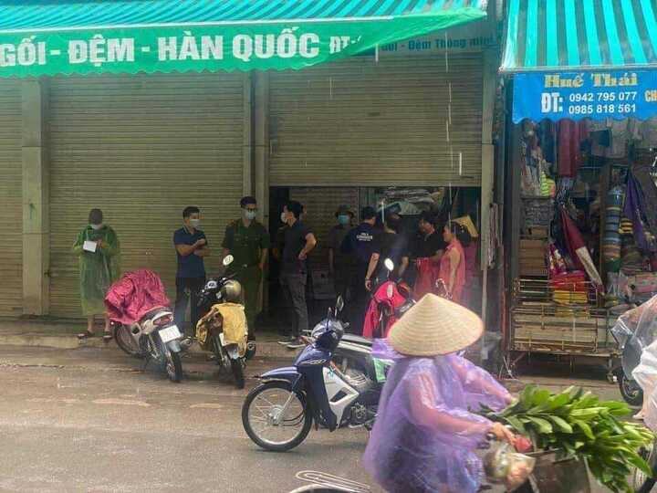 Hoà Bình: Vợ chồng tiểu thương tự tử tại cửa hàng - 1
