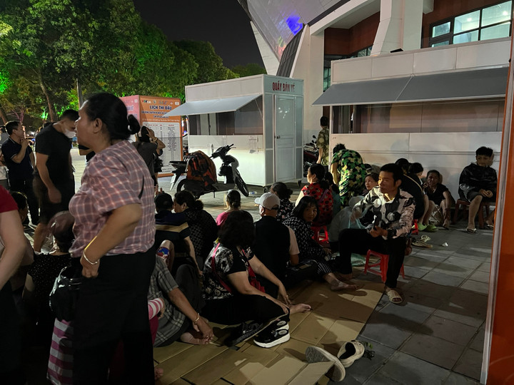 CĐV trải chiếu, xuyên đêm chờ mua vé chung kết bóng chuyền Việt Nam vs Thái Lan - 7