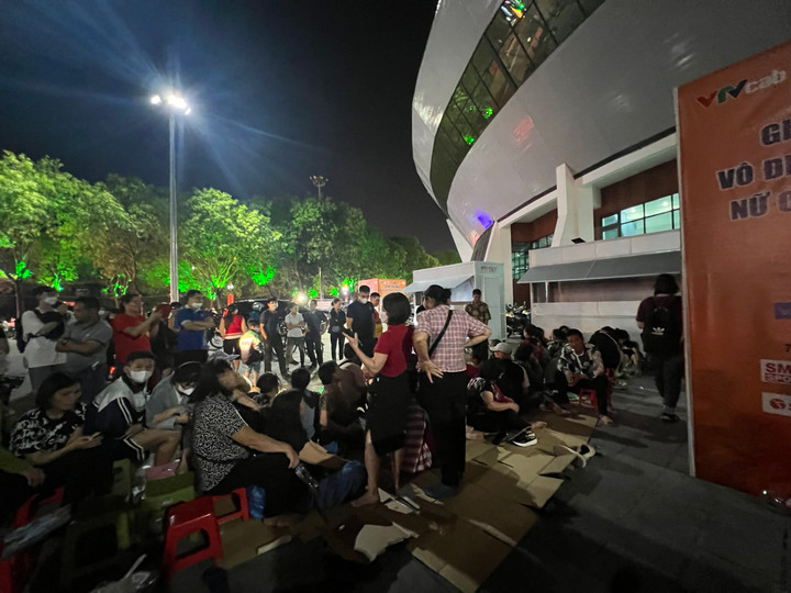 CĐV trải chiếu, xuyên đêm chờ mua vé chung kết bóng chuyền Việt Nam vs Thái Lan - 6