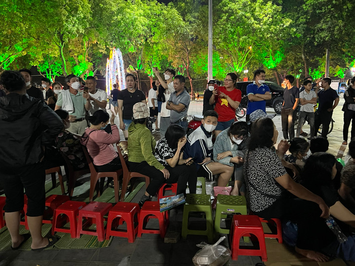 CĐV trải chiếu, xuyên đêm chờ mua vé chung kết bóng chuyền Việt Nam vs Thái Lan - 5