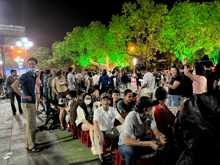 CĐV trải chiếu, xuyên đêm chờ mua vé chung kết bóng chuyền Việt Nam vs Thái Lan - 4