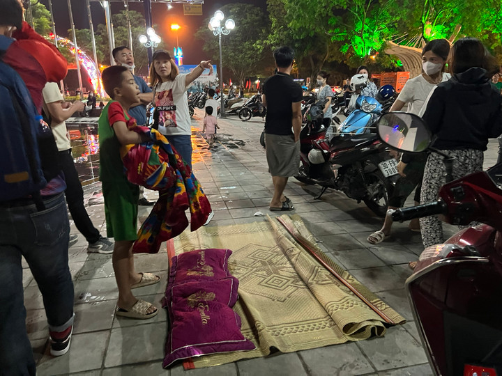 CĐV trải chiếu, xuyên đêm chờ mua vé chung kết bóng chuyền Việt Nam vs Thái Lan - 3