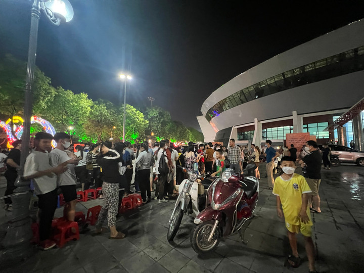 CĐV trải chiếu, xuyên đêm chờ mua vé chung kết bóng chuyền Việt Nam vs Thái Lan - 2