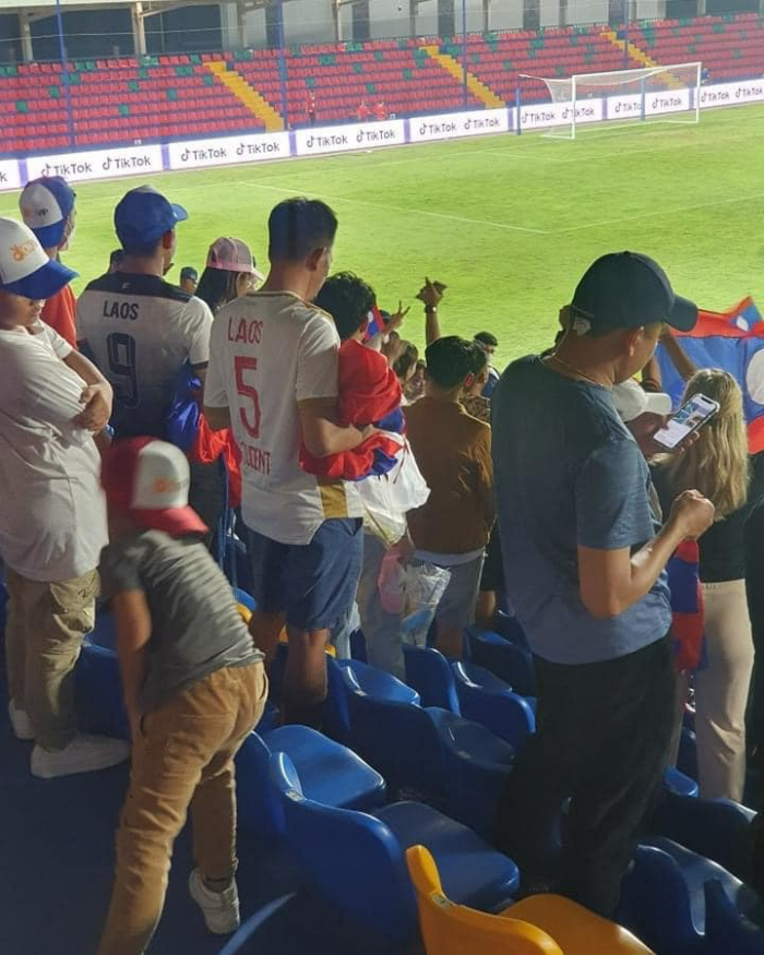 CĐV Việt Nam và Lào rủ nhau dọn rác trên khán đài - 6