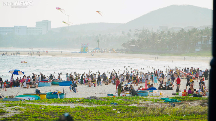 Bãi biển miền Trung đông nghịt người, khách sạn 'cháy phòng' dịp 30/4-1/5 - 16