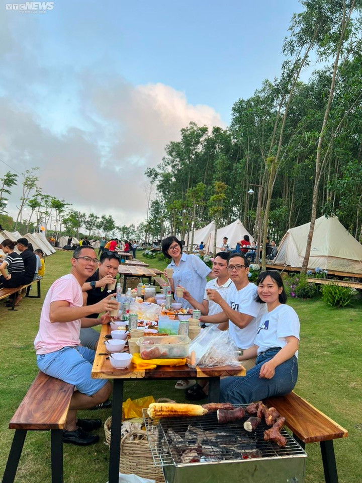 Bãi biển miền Trung đông nghịt người, khách sạn 'cháy phòng' dịp 30/4-1/5 - 8