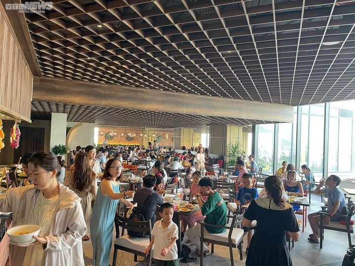 Bãi biển miền Trung đông nghịt người, khách sạn 'cháy phòng' dịp 30/4-1/5 - 9