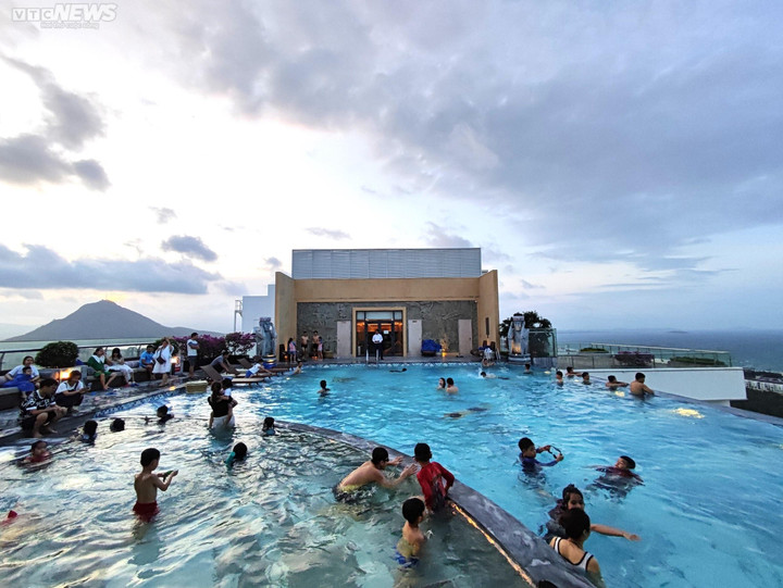 Bãi biển miền Trung đông nghịt người, khách sạn 'cháy phòng' dịp 30/4-1/5 - 10