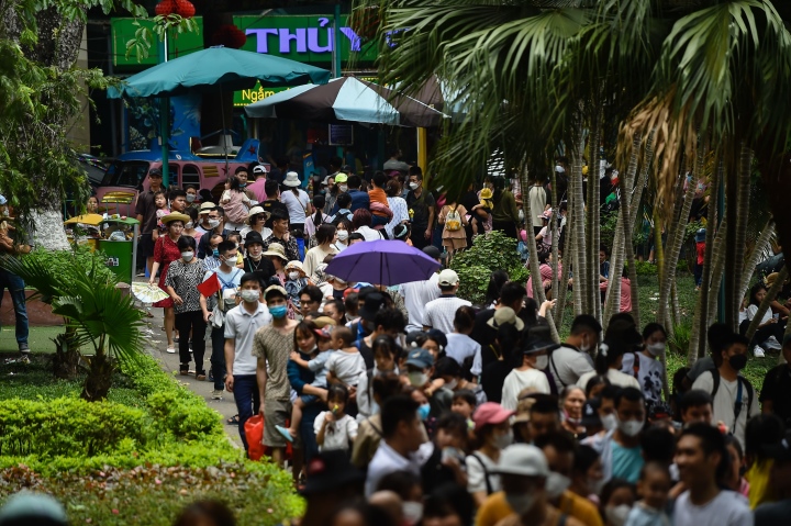 Người dân và khách du lịch đổ về công viên Thủ Lệ (Hà Nội) để vui chơi dịp nghỉ lễ 1/5/2023. (Ảnh: Đình Tú)
