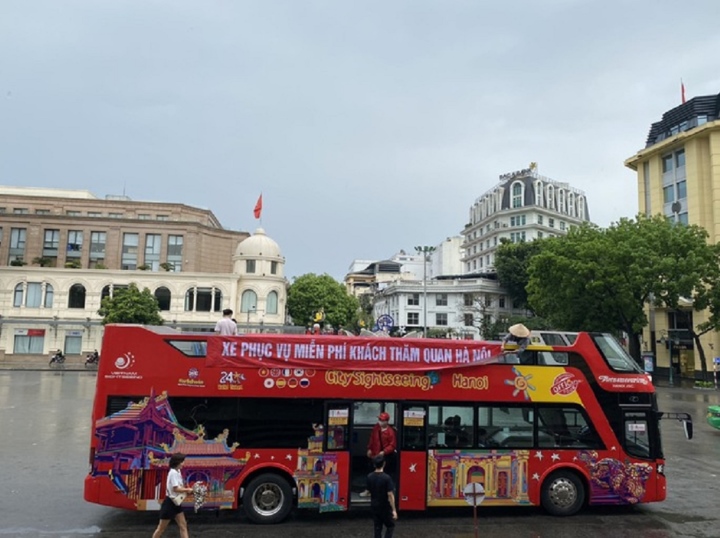 Cờ đón khách lên xe buýt hai tầng ở Hà Nội lại viết sai chính tả - 1