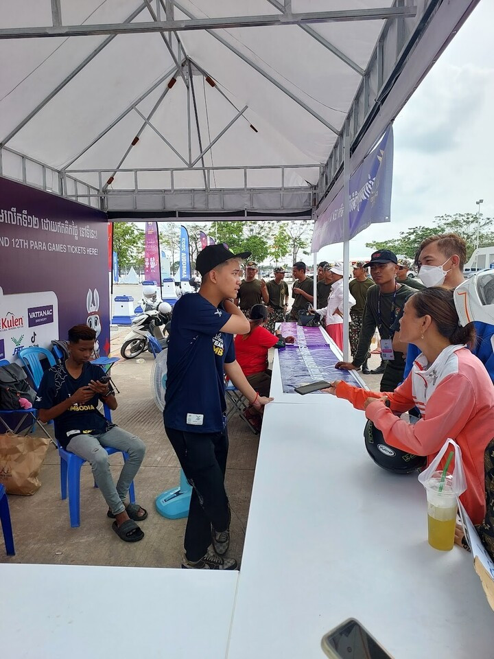 Dòng người chờ tấm vé miễn phí xem bóng đá SEA Games 32 - 2