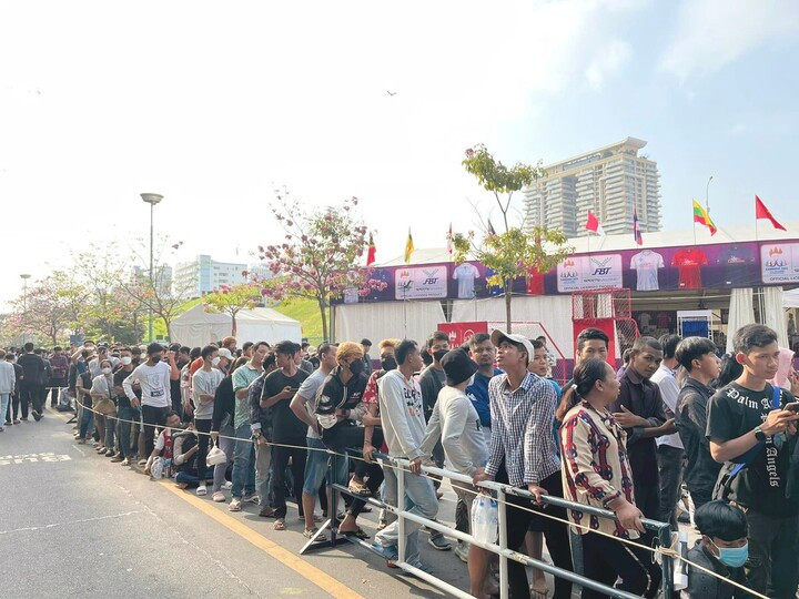 Dòng người chờ tấm vé miễn phí xem bóng đá SEA Games 32 - 3