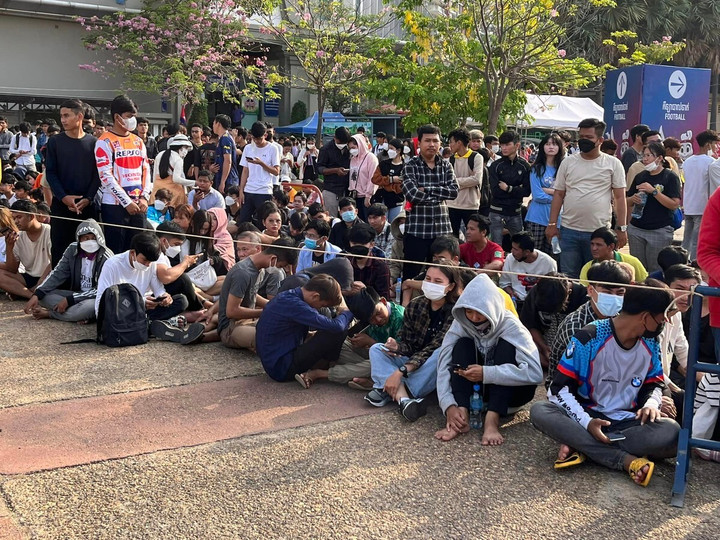 Dòng người chờ tấm vé miễn phí xem bóng đá SEA Games 32 - 4