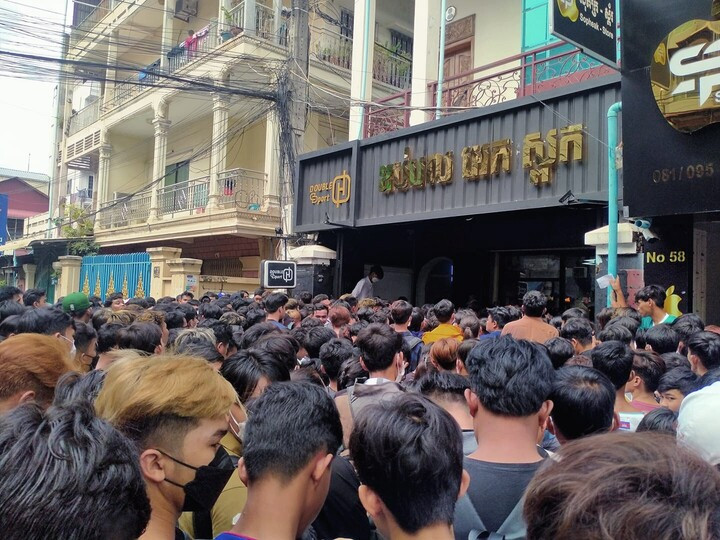 Dòng người chờ tấm vé miễn phí xem bóng đá SEA Games 32 - 5