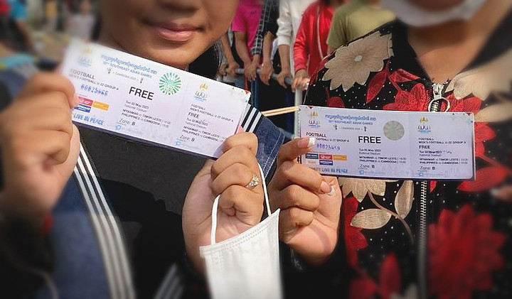 Dòng người chờ tấm vé miễn phí xem bóng đá SEA Games 32 - 6